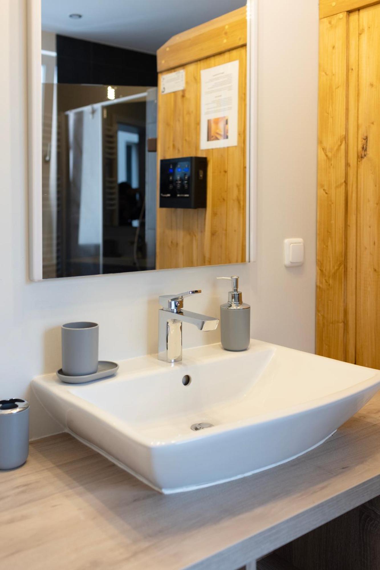 Huge Apartment With Sauna And Free Parking ドゥイスブルグ エクステリア 写真
