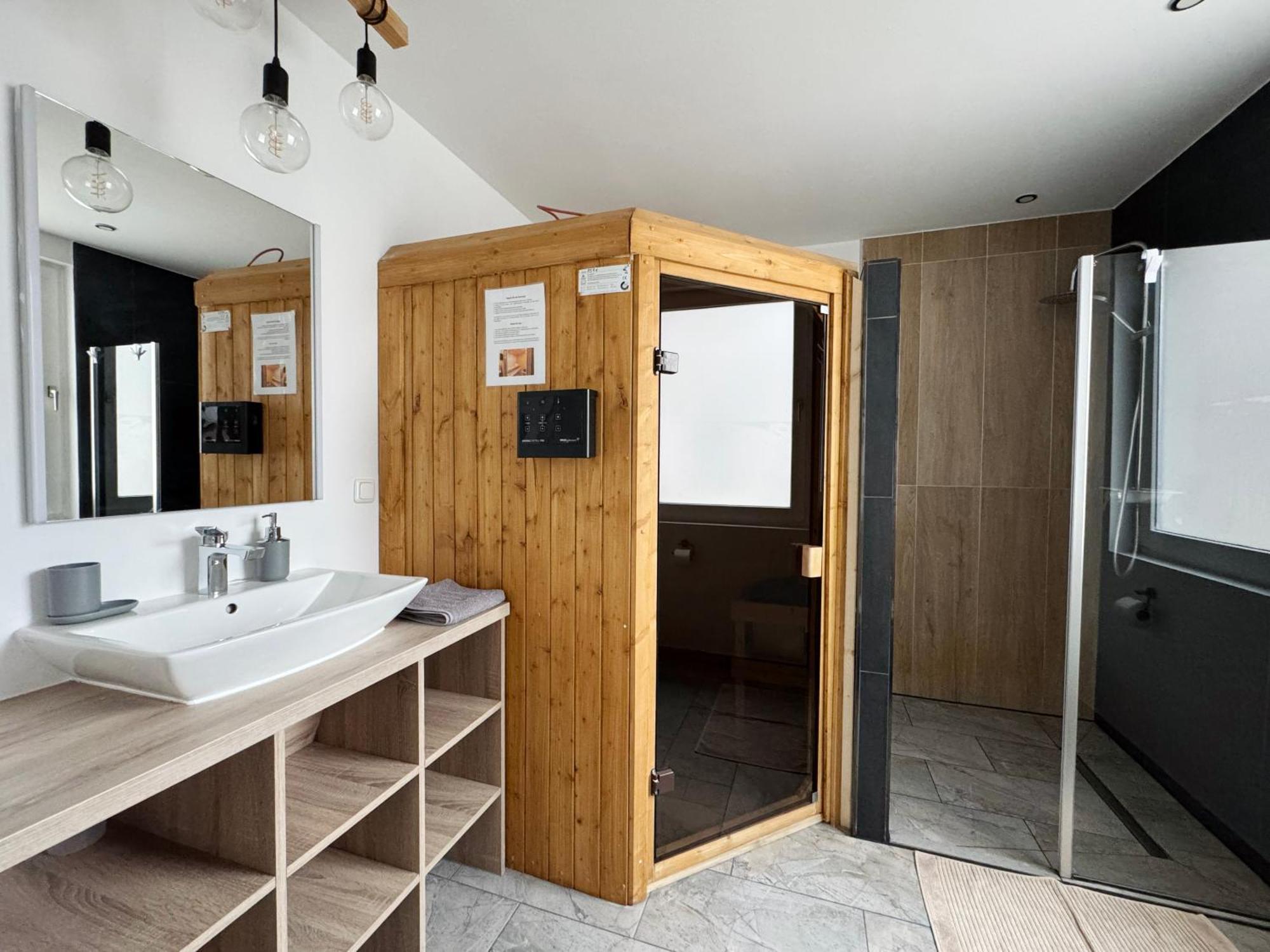 Huge Apartment With Sauna And Free Parking ドゥイスブルグ エクステリア 写真